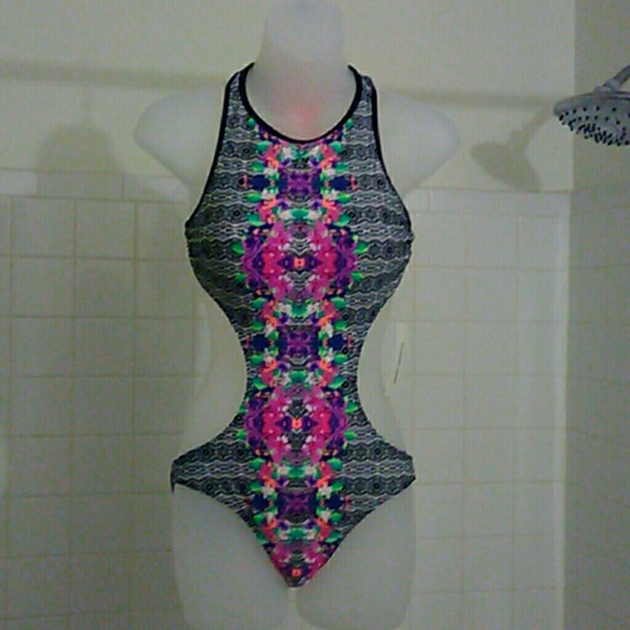 😍 Swimsuit - Picture 2 of 5